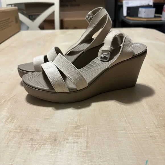 CROCS Leigh II Strappy Wedge Sandals in Mushroom/Oatmeal size 8 - Picture 10 of 12
